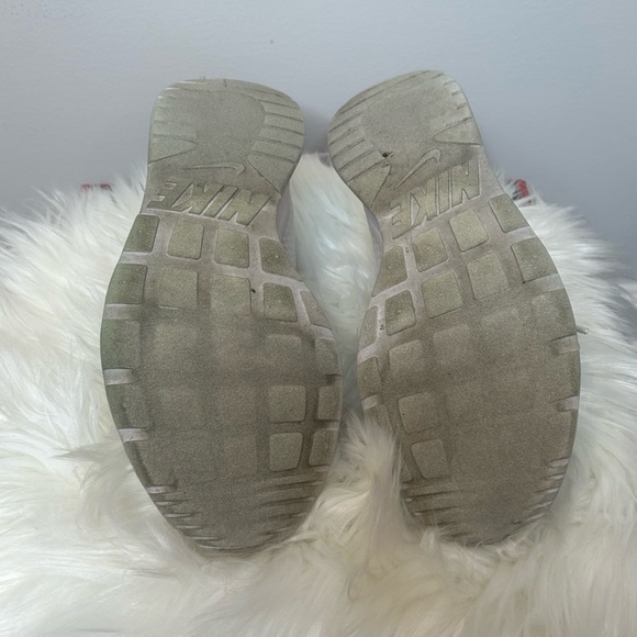 👑 Nike White Sneakers in Sz 8 - Picture 4 of 6